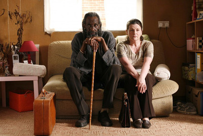 Sotigui Kouyaté y Brenda Blethyn, en un momento de  London river. 