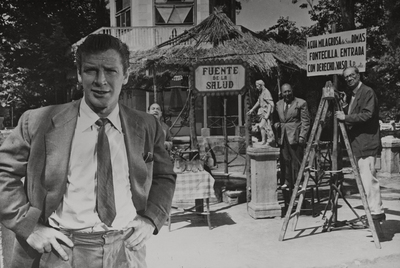 Richard Basehart, en una imagen de  Los jueves, milagro , de Luis García Berlanga.  Al fondo, Pepe Isbert.