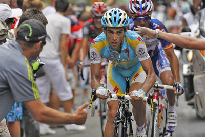 Contador sube el último puerto de la etapa, en Mende, por delante de Joaquim Rodríguez.