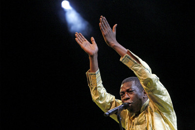 Youssou N'Dour, anoche en el concierto en el que presentó su disco  Kingston-Dakar. 