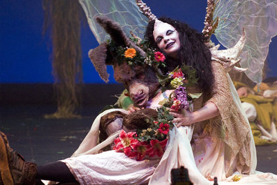 Escena del  Sueño de una noche de verano  interpretada por la compañía Morboria.