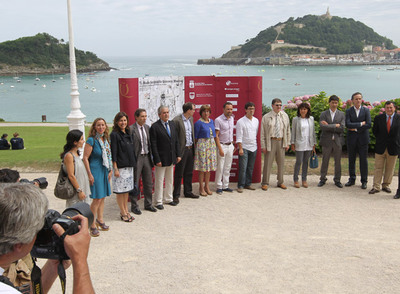 Representantes del Ayuntamiento, Diputación y Gobierno vasco y los patrocinadores de la Quincena, ayer en Miramar.