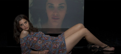 Sonja Kinski, delante  de Goner,  el vídeo de Aïda Ruiloba que ella protagoniza;