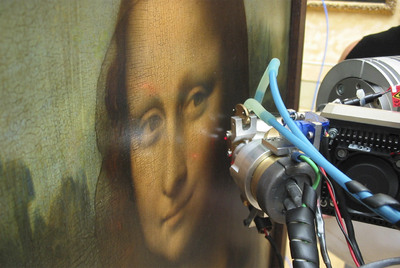 Los científicos aplican técnicas de rayos X, no invasivas, para analizar la estructura y química de  La Gioconda,  en el Museo del Louvre.