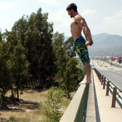 Unos jóvenes se tiran al canal del Ebro desde el puente de la N-340 a la altura de Amposta