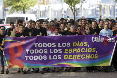 Un centenar de personas se concentraron ayer en la calle Oporto de Vigo, donde, en el verano de 2006, Jacobo Piñeiro apuñaló hasta la muerte a dos homosexuales.