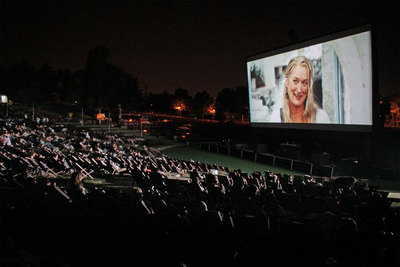Público disfrutando de un estreno cinematográfico en la pantalla gigante instalada en el  parque Enrique Tierno Galván.