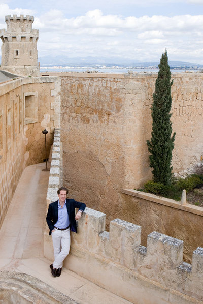 Pablo Carrington posa en su último proyecto: el hotel Cap Rocat, en Palma de Mallorca.