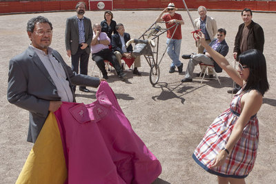 De izquierda a derecha, Elmer Mendoza, Juan Villoro, Antonio Skármeta, Laura Restrepo, Sergio Ramírez, Fernando Trueba, Héctor Abad Faciolince, Javier Cercas, Alberto Fuguet y Wendy Guerra, reunidos en la plaza de toros de Zacatecas (México).