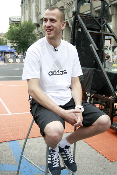 Sergio Rodríguez, en un  clínic  junto al Bernabéu el mes pasado.