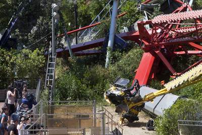 La atracción  El Péndulo,  en el parque del Tibidabo, tras el accidente mortal.