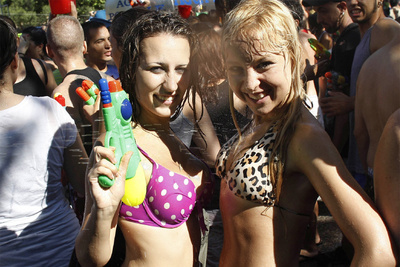 Dos chicas listas para la  batalla. 