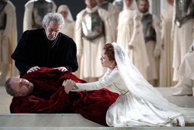 George Gagnidze (tumbado), Giacomo Prestia e Inva Mula, en el ensayo general de  Simon Bocanegra .