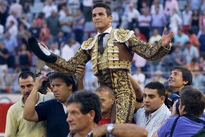 José María Manzanares sale a hombros de la Monumental de Barcelona.