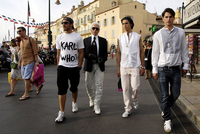 Karl Lagerfeld con amigos, este mes en Saint-Tropez.