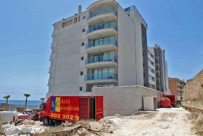 El hotel Allon Mediterrània de la Vila Joiosa, que funciona sin licencia de actividad. La electricidad la proporcionan dos generadores.