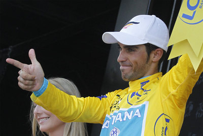 Contador celebra en el podio de Bagnères de Luchon la consecución del  maillot  amarillo.