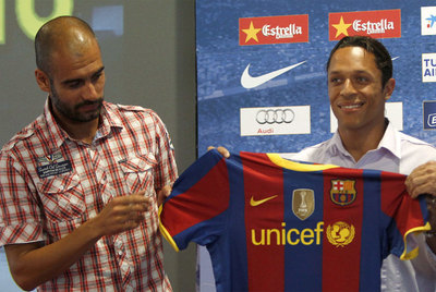 Pep Guardiola con Adriano, durante la presentación del brasileño como jugador del Barça.