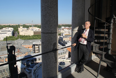 El presidente del Círculo de Bellas Artes, Juan Miguel Hernández León, en la azotea del edificio.