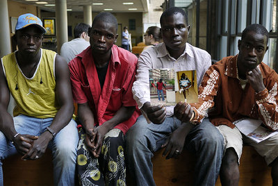 Djime Keita, segundo por la izquierda, junto a otros dos familiares y un amigo del fallecido.