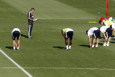Mourinho dirige el entrenamiento del Real Madrid ayer en Valdebebas.
