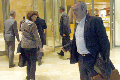 Vidarte, de espaldas a la izquierda, Blanca Urgell y Antonio Rivera, en el Guggenheim.