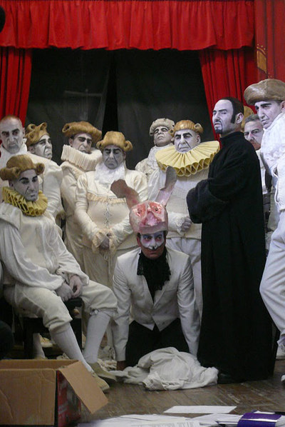 Los presos de Volterra que representan  Hamlice  en la cárcel.