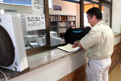 Una de las ventanillas del juzgado de La Vila Joiosa, con un cartel alusivo a la ausencia de aseos en los locales.