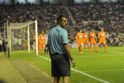 Uno de los árbitros de línea en el Athletic-Austria de Viena de la pasada Liga Europa.