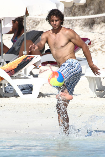 Rafa Nadal juega al fútbol en Formentera.