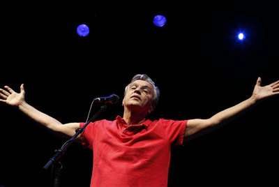 Caetano Veloso, anoche durante el concierto que dio en Puerta del Ángel.