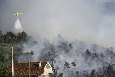 Un incendio forestal rodea varias viviendas en Arnoia