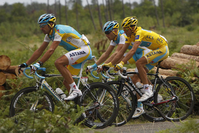 Contador pedalea entre sus compañeros del Astana.