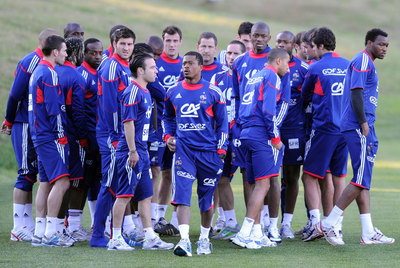 Los jugadores franceses, con el capitán, Evra, en el centro, cuando suspendieron el entrenamiento durante el Mundial.