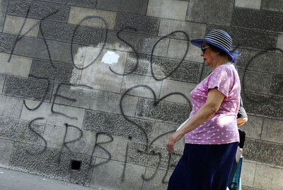 Una mujer serbia, ante una pintada que sostiene que 