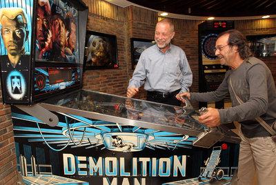 Habichuela (derecha) y Dave Holland jugando al  flipper .