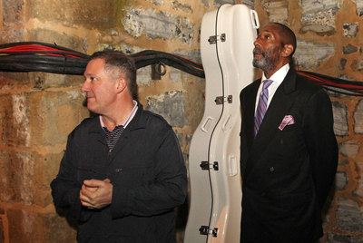 El contrabajista Ron Carter espera en el  backstage   de la Plaza de la Trinidad antes de su concierto, junto al director del festival, Miguel Martín. 