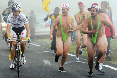 Tres pintorescos modelos inspirados en la película  Borat , persiguiendo a Schleck y Contador en las rampas del Tourmalet.