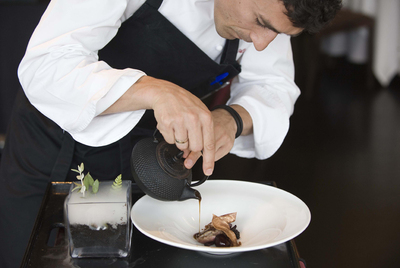 Eneko Atxa prepara el plato pichón en el bosque en su restaurante Azurmendi, a las afueras de Bilbao.