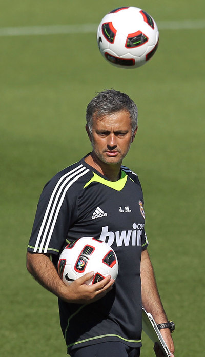 Mourinho dirige un entrenamiento del Madrid.