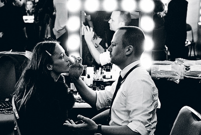 Peter Philips con una modelo en el desfile París-Shanghai