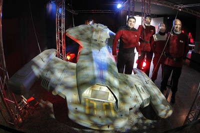 Varios  trekkies  junto a una de las naves de la exposición sobre  Star Trek .