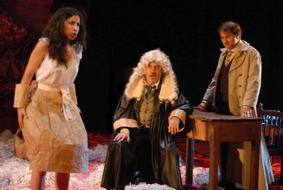 El actor Santiago Ramos, en el centro de la escena como el juez Adán en  La fiesta de los jueces .