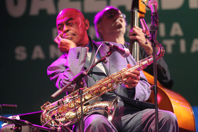 El saxofonista y cantante Archie Shepp, en la plaza de la Trinidad de San Sebastián.