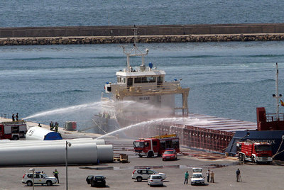 El buque  Bonacieux,  con bandera de Gibraltar y con destino Augusta (Italia), registró a las nueve de la mañana de ayer un incendio en su bodega mientras cargaba material eólico en el puerto de Alicante.