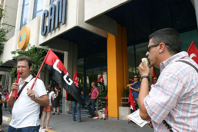 Protesta sindical a las puertas de la sede de la CAM en la tarde de ayer.