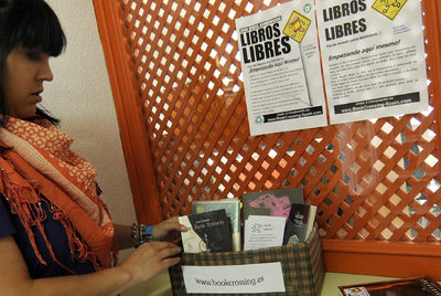 Melina López,  Petitejolie , ante el punto de liberación de la Biblioteca Municipal de Frigsa (Lugo).