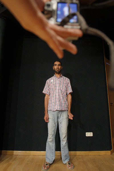 Uno de los asistentes al  casting  posa ante la cámara.