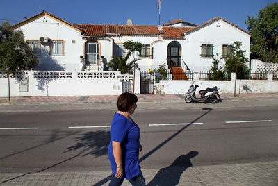 Una vecina pasea por las calles recientemente asfaltadas de la Colonia militar Arroyo Meaques.