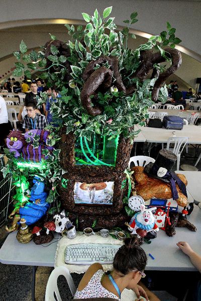 Un ordenador rediseñado en forma de árbol en la Campus Party.